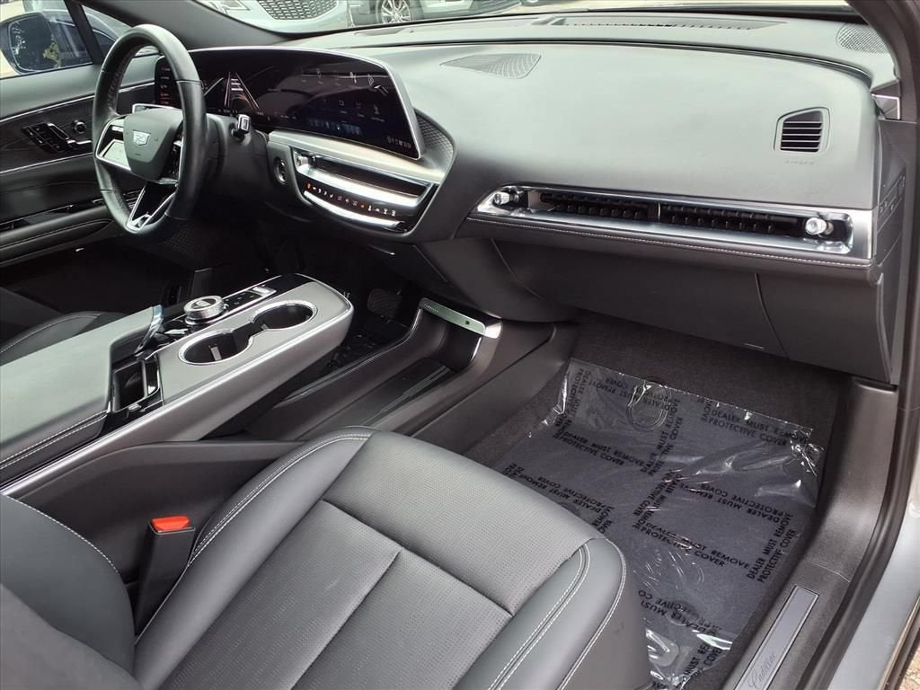 2024 Cadillac LYRIQ Luxury 1