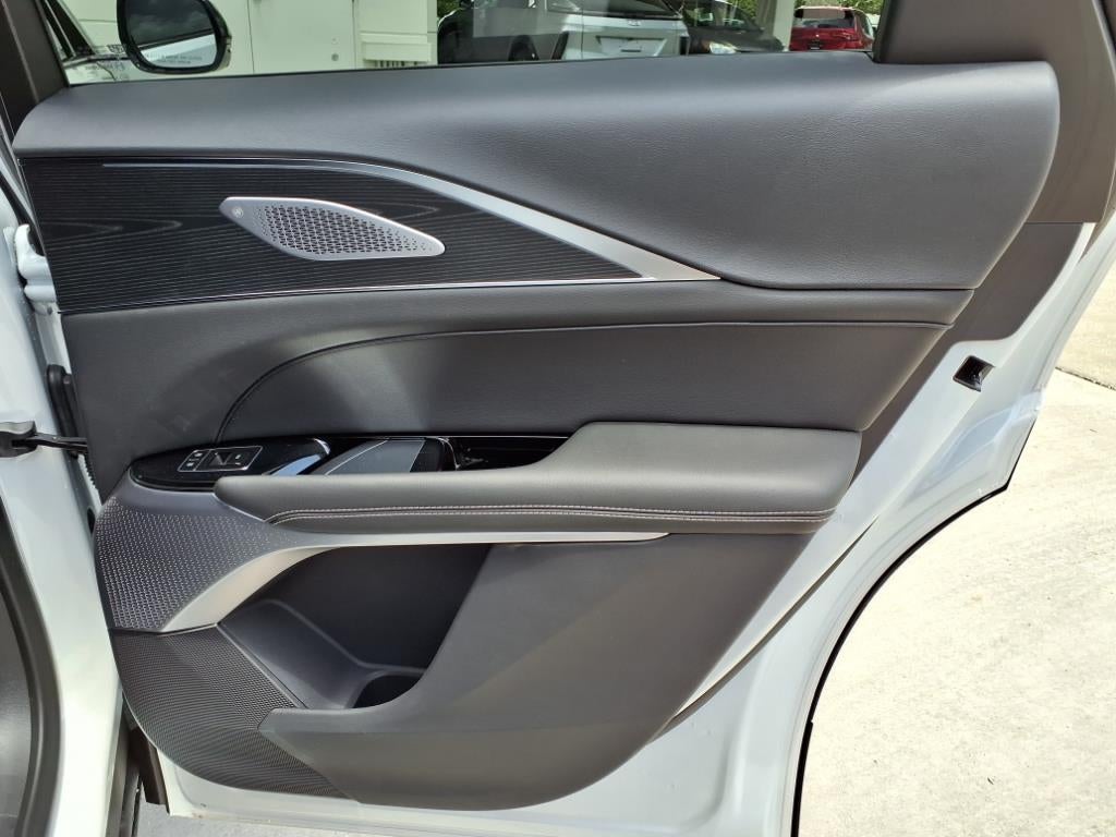 2025 Cadillac LYRIQ Luxury 3